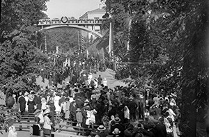 Aleksandri silla avamine ja sisseõnnistamine pühapäeval, 1. septembril 1913 (vkj). E.Kald/TÜ muuseum 