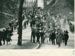 Rongkäik TRÜ peahoone juurest üle Toome EÜS-i majani 15. aprillil 1988. Foto Ülo Josing