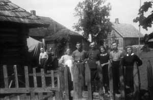 Autori originaalsildilt UTKald_K16R001_info: Erich Määritsa pool. Võrumaa metsavendade üks kangelaslikumaid lahinguid toimus 1. aprillil 1946 Sõmerpalu valla Haamaste külas asuvas Hindriku talus, mille omanikuks oli Eesti sõjaväe kapten Erich Määrits. (Allikas: K. Aarop "Lahing Hindriku talus", Kultuur ja Elu 2/2002, lk 49). Pildil: ..., (vasakult), ..., Eesti sõjaväe kapten Erich Määrits, Erich Määritsa abikaasa Marta Määrits, ...